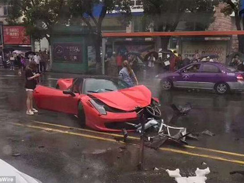 بالفيديو: امرأة صينية تحطم سيارة فيراري بعد ثوانٍ من استئجارها!